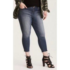 TORRID MEDIUM WASH ANKLE LENGTH SKINNY JEANS FRAYED HEM SIZE 14